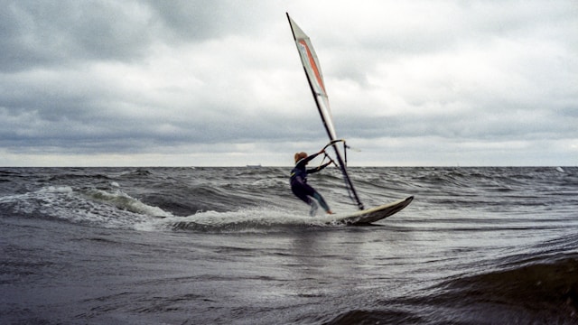 Les meilleurs spots de windsurf pour les amateurs de tourisme sportif