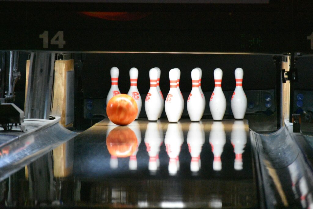 une boule de bowling va frapper les quilles