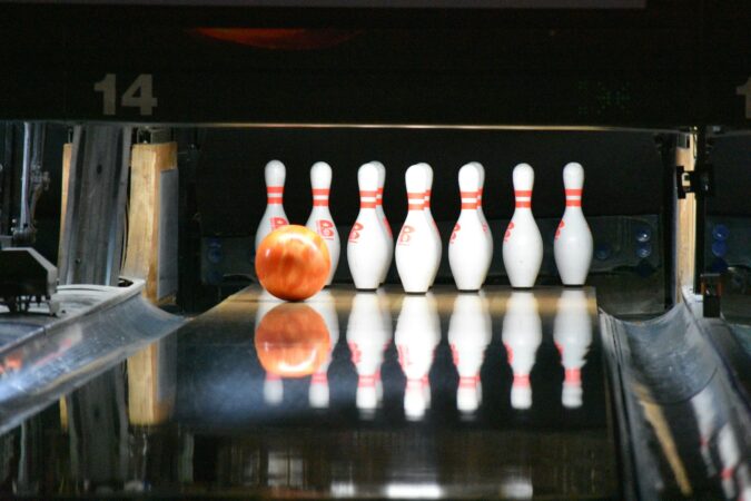 une boule de bowling va frapper les quilles