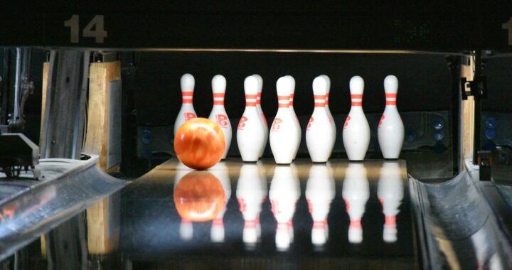 une boule de bowling va frapper les quilles