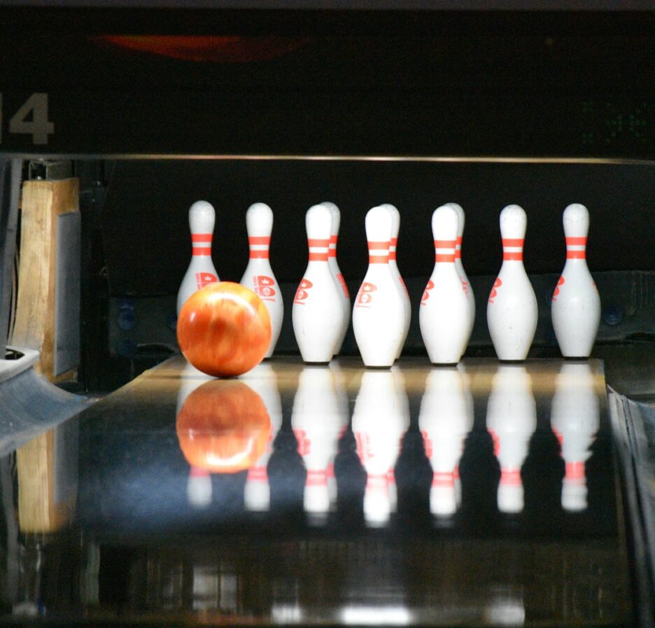 une boule de bowling va frapper les quilles