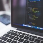 Ordinateur portable avec code informatique sur l'écran