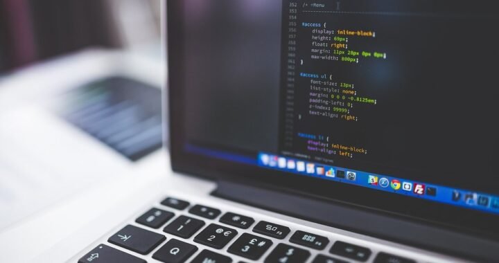 Ordinateur portable avec code informatique sur l'écran