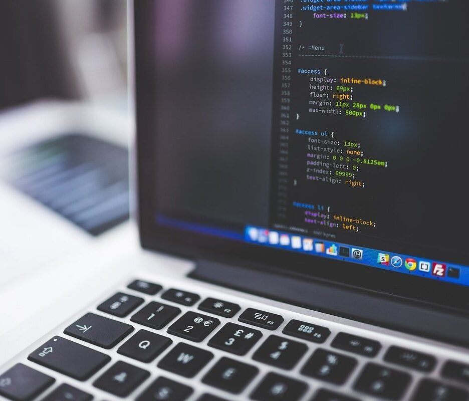 Ordinateur portable avec code informatique sur l'écran