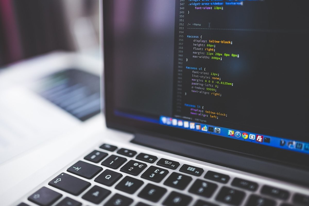 Ordinateur portable avec code informatique sur l'écran