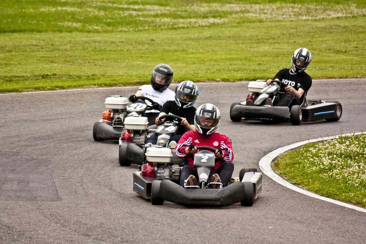 Un pneu avant de kart posé sur un jante de cinq pouces Un pneu avant de kart posé sur un jante de cinq pouces