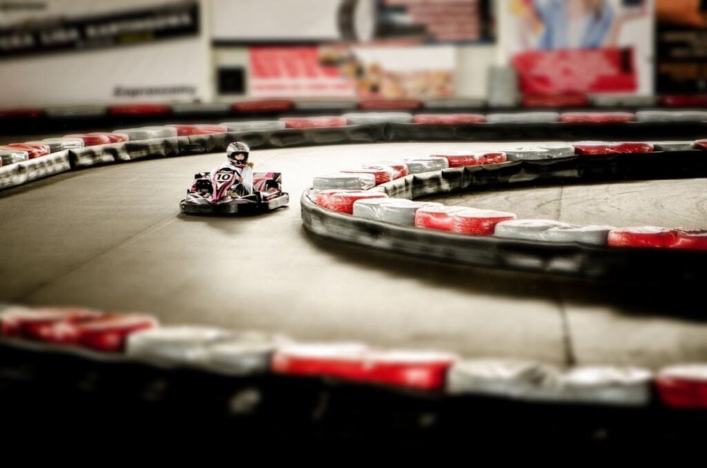Un karting intérieur avec un pilote en kart sur virage